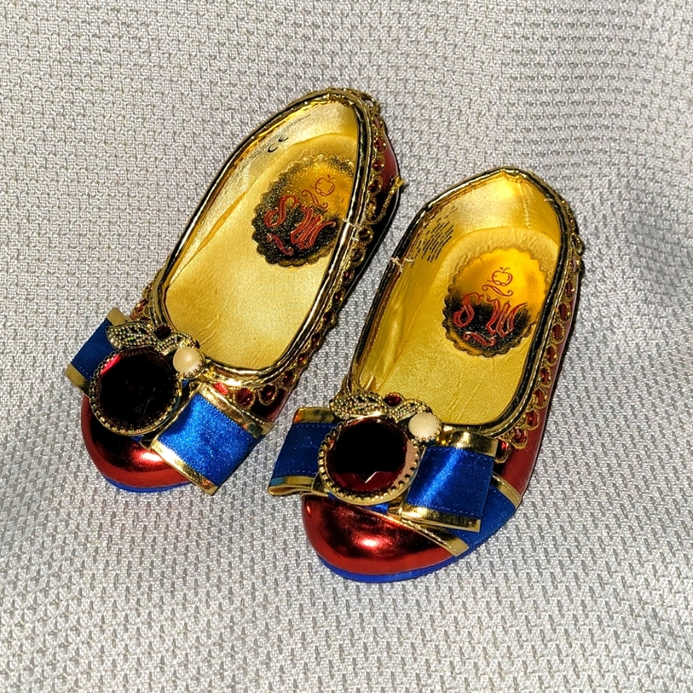 Snow white dress up shoe size 7/8